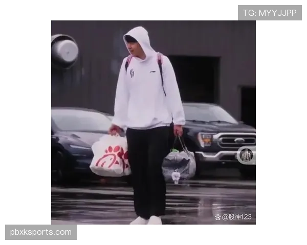 杨瀚森训练完偷偷吃炸鸡被拍,这自律人设绷不住了? 杨瀚森训练完偷偷吃炸鸡被拍,这自律人设绷不住了?